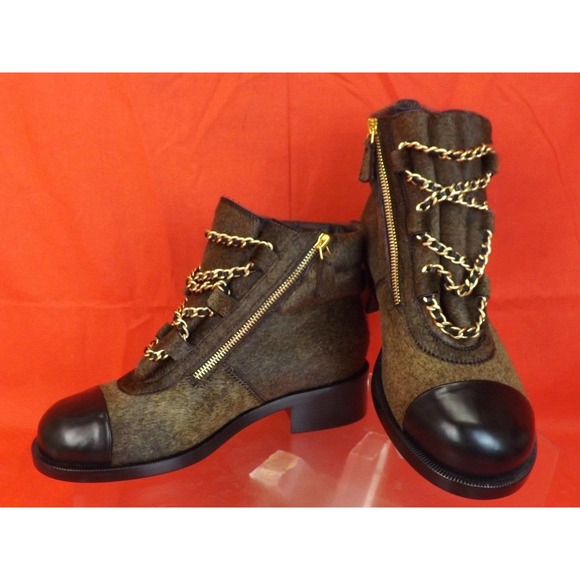 NIB CHANEL BROWN GOLD CHARMS CHAIN BLACK CAP TOE PONY HAIR ANKLE BOOTS 37.5 $2K - Picture 3 of 12